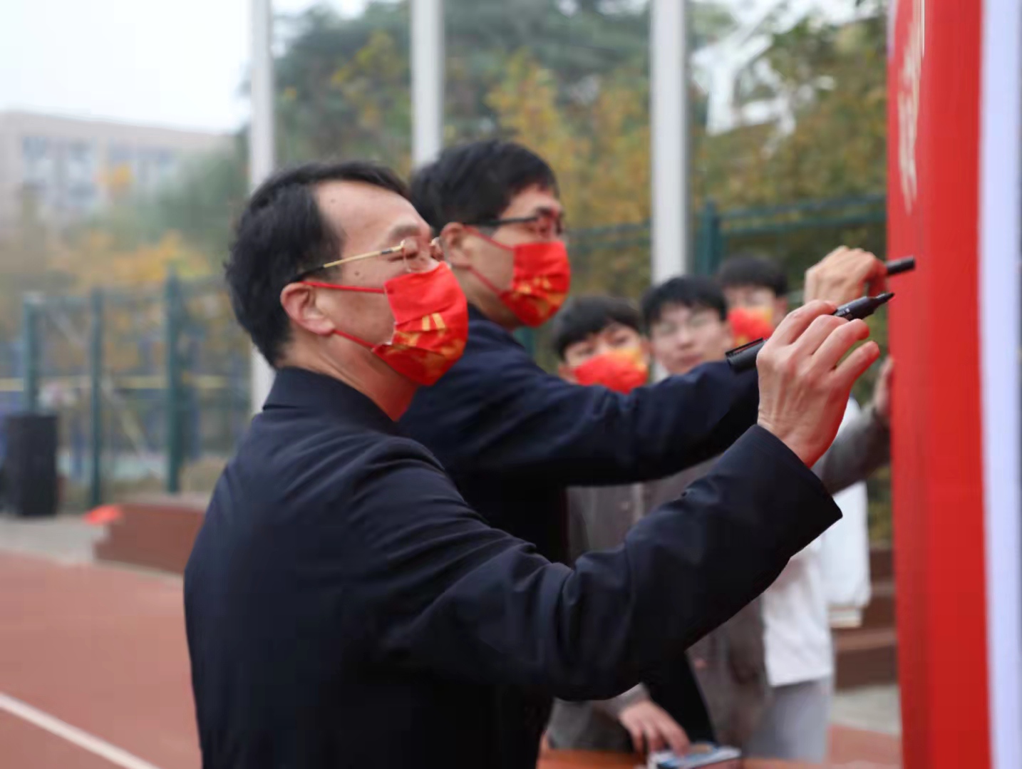 �齫������