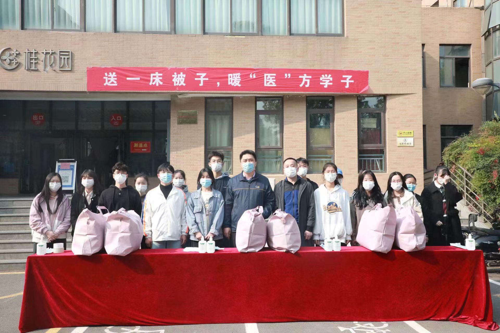 �齫������