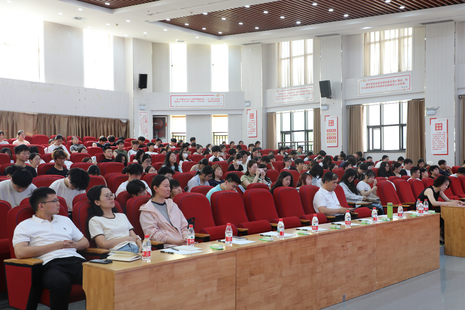 �齫������