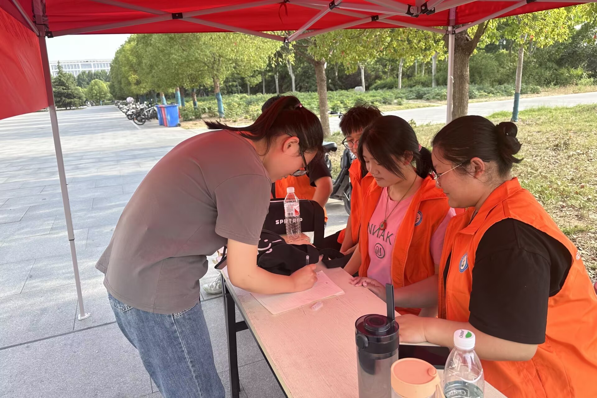 �齫������